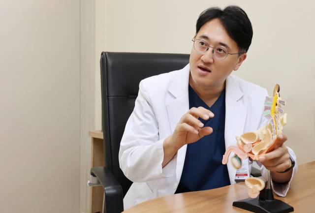 박민구 고대안암병원 비뇨의학과 교수가 신장결석의 치료방법에 대해 설명하고 있다. 사진 제공=고대안암병원