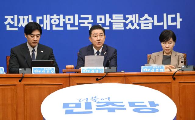 김병기(가운데) 더불어민주당 대표 직무대행 겸 원내대표가 4일 서울 여의도 국회에서 열린 최고위원회의에서 모두발언을 하고 있다. 성형주 기자 2025.07.04