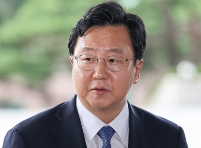 정진우 신임 서울중앙지검장이 4일 서울 서초구 서울중앙지방검찰청으로 들어서며 취재진 앞에서 입장을 밝히고 있다. ⓒ연합뉴스