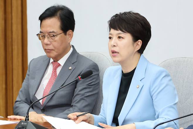 김은혜 국민의힘 원내정책수석부대표(오른쪽)가 20일 서울 여의도 국회에서 열린 원내대책회의에서 발언하고 있다. ⓒ연합뉴스