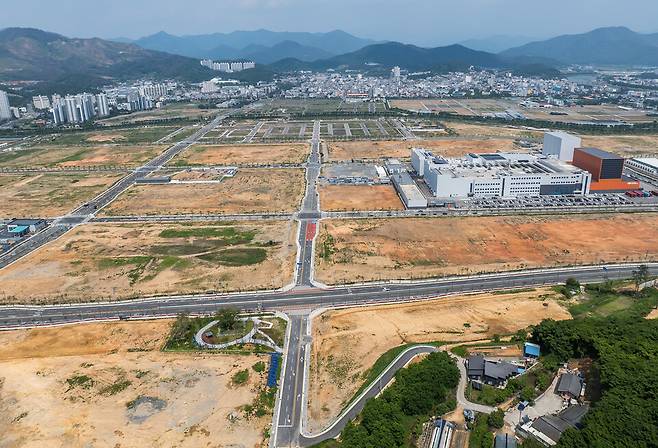 지난 5월29일 찾은 경남 밀양시 부북면 일대 밀양나노 국가산업단지 전경. 넓은 부지 가운데 삼양식품만 입주한 모습이다. ⓒ시사저널 최준필