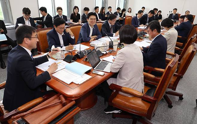7월2일 국회에서 열린 예산결산특별위원회의 2025년도 제2회 추가경정예산안 등 조정소위원회가 더불어민주당 소속 한병도 위원장의 주재로 열리고 있다. ⓒ연합뉴스