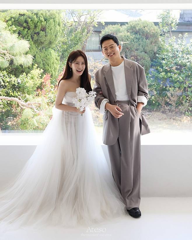 코미디언 김지민(왼쪽)과 김준호의 웨딩화보. 김지민 인스타그램 계정