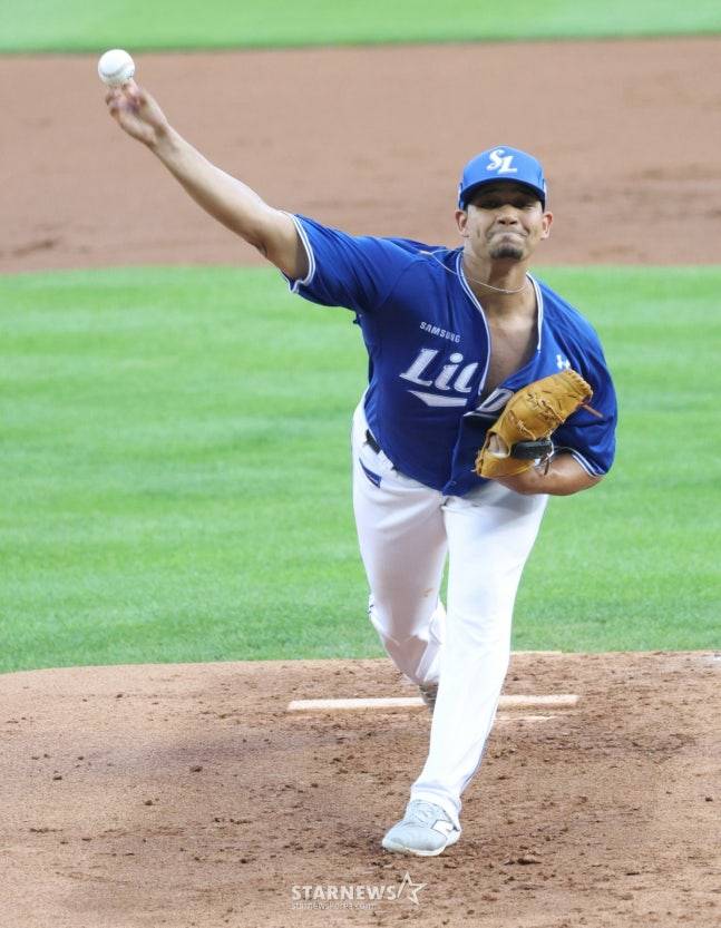 단추를 많이 풀고 던진 가라비토. /사진=김진경 대기자