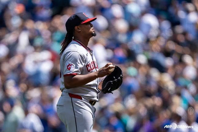 아쉬워하는 루이스 오티즈. /AFPBBNews=뉴스1