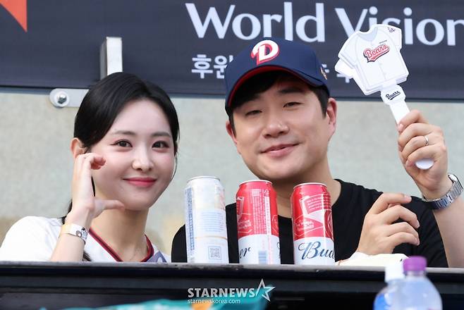 2025 신한 SOL Bank KBO리그 두산 베어스 대 삼성 라이온즈 경기가 3일 서울 잠실야구장에서 열렸다.  배성재 아나운서가 두산 승리기원 시구를 한 후 본부석에서 아내 김다영 아나운서와 관전하고 있다. /사진=김진경 kim.jinkyung@