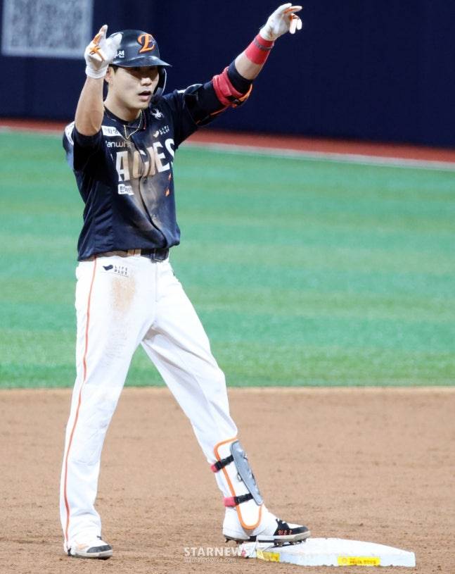 한화 9번타자 심우준이 4일 고척스카이돔에서 열린 2025KBO리그 한화이글스와 키움히어로즈의 경기 3회초 1사 1루에서 3루타로 출루하고 있다.  /사진=강영조 선임기자