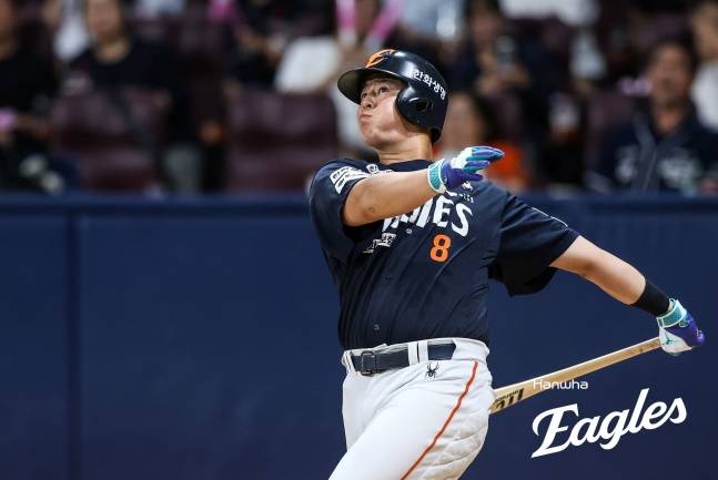 한화 노시환이 4일 고척 키움전 9회초 좌월 솔로포를 치고 있다. /사진=한화 이글스 제공