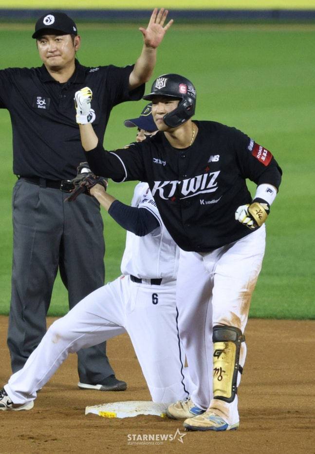 2025 신한 SOL Bank KBO리그 두산 베어스 대 KT 위즈 경기가 4일 서울 잠실야구장에서 열렸다.  KT 강현우가 5회초 1사 1,2루에서 1타점 적시 2루타를 날리고 2루에 안착한 후 환호하고 있다. /사진=김진경 대기자