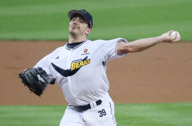 2025 신한 SOL Bank KBO리그 두산 베어스 대 KT 위즈 경기가 4일 서울 잠실야구장에서 열렸다.  두산 선발 잭로그가 역투하고 있다. /사진=김진경 대기자