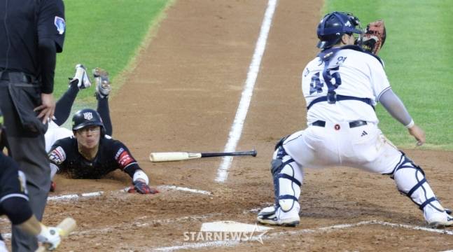 2025 신한 SOL Bank KBO리그 두산 베어스 대 KT 위즈 경기가 4일 서울 잠실야구장에서 열렸다.  KT 4회초 1사 2루에사 2루주자 허경민이 오윤석의 적시타 때 홈으로 뛰어 세이프되고 있다. 두산 포수는 김기연. /사진=김진경 대기자