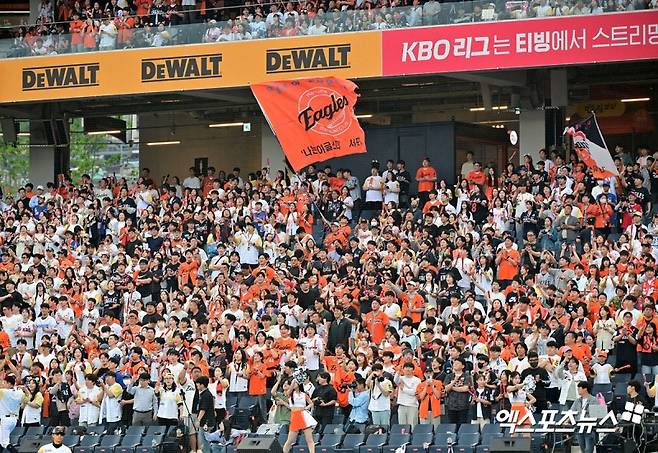 한화 이글스는 3일 대전 한화생명 볼파크에서 열린 2025 신한 SOL Bank KBO리그 NC와의 홈경기에서 오후 7시 14분 기준 1만7000석 전석 매진을 달성하며 시즌 36번째 매진을 달성했다. 엑스포츠뉴스DB