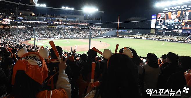 한화 이글스는 3일 대전 한화생명 볼파크에서 열린 2025 신한 SOL Bank KBO리그 NC와의 홈경기에서 오후 7시 14분 기준 1만7000석 전석 매진을 달성하며 시즌 36번째 매진을 달성했다. 엑스포츠뉴스DB