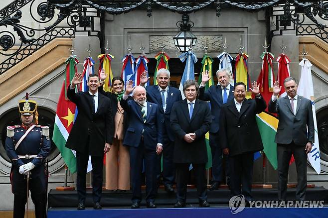 3일(현지시간) 아르헨티나에서 열린 메르코수르 정상회의 주요 참석자들 [부에노스아이레스 AFP=연합뉴스. 재판매 및 DB 금지]