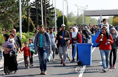 2015년 9월 헝가리에서 오스트리아 국경을 향하고 있는 시리아 난민들 [로이터 연합뉴스 자료사진. 재판매 및 DB 금지]