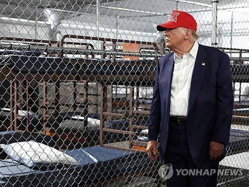 지난 1일 플로리다 불법이민자 구금시설 찾은 트럼프 미 대통령 [로이터 연합뉴스 자료사진]