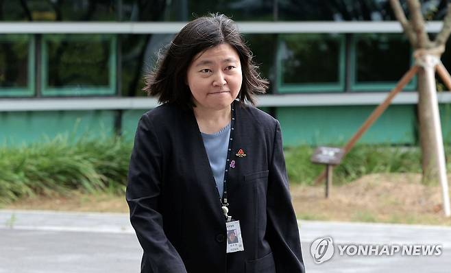 첫 출근하는 임은정 서울동부지검장 (서울=연합뉴스) 김인철 기자 = 임은정 신임 서울동부지검장이 4일 서울 송파구 서울동부지방검찰청으로 출근하고 있다. 2025.7.4 yatoya@yna.co.kr