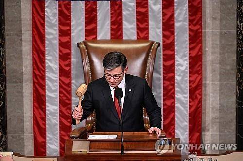 트럼프 법안 통과 선언하는 마이크 존슨 미 연방 하원의장 [워싱턴 AFP=연합뉴스. 재판매 및 DB 금지]
