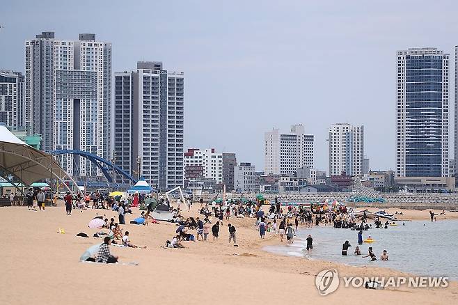 피서객으로 붐비는 속초 해수욕장 [연합뉴스 자료사진]