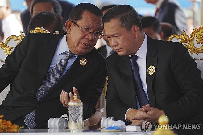 캄보디아 훈 센 상원의장(왼쪽)과 훈 마네트 총리 [AP 연합뉴스 자료사진. 재배포 및 판매 금지]