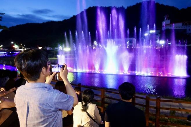 괴산군 자연울림 음악분수를 견학한 보은군 관계자들 [보은군 제공. 재판매 및 DB 금지]
