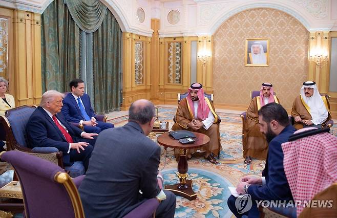 사우디에서 시리아 대통령과 만나는 트럼프 대통령 [UPI 연합뉴스 자료사진]