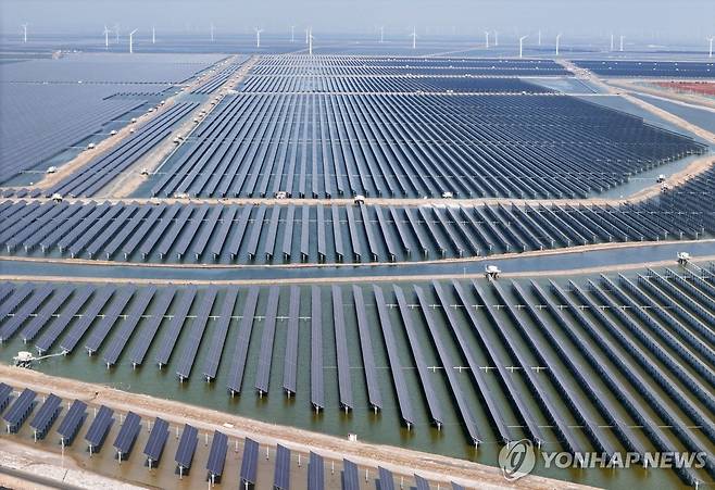 중국 동부 산둥성 빈저우의 태양광 설비 [AFP 연합뉴스 자료사진]