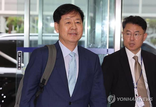 백팩 맨 구윤철 후보자 (서울=연합뉴스) 서명곤 기자 = 구윤철 경제부총리 겸 기획재정부 장관 후보자가 30일 서울 중구 예금보험공사에 마련된 인사청문회 준비사무실로 들어서고 있다. 2025.6.30 seephoto@yna.co.kr