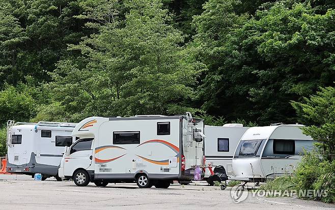폭염과 열대야에 대관령으로 몰려든 캠핑카 [연합뉴스 자료사진]