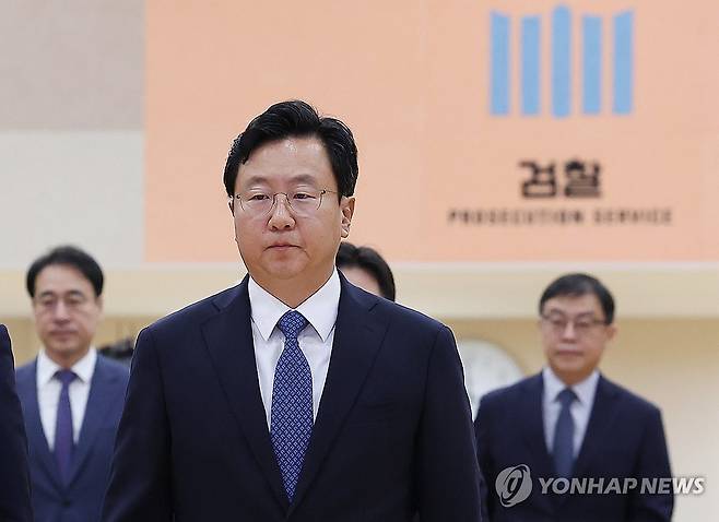 취임식장 들어서는 정진우 신임 중앙지검장 (서울=연합뉴스) 김성민 기자 = 정진우 신임 서울중앙지검장이 4일 서울 서초구 서울중앙지방검찰청 누리홀에서 열린 취임식에 들어서고 있다. 2025.7.4 ksm7976@yna.co.kr