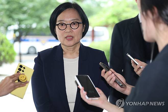 질문에 답변하는 한성숙 중기부장관 후보자 (서울=연합뉴스) 김성민 기자 = 한성숙 중소벤처기업부 장관 후보자가 26일 서울 영등포구 중소기업기술정보진흥원 수도권평가실에 마련된 인사청문회 준비 사무실로 출근하며 취재진 질문에 답하고 있다. 2025.6.26 ksm7976@yna.co.kr