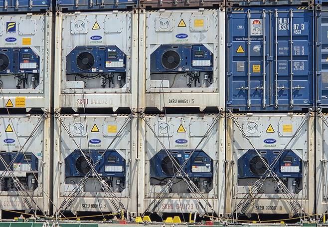 출항 앞두고 고정 작업 완료된 컨테이너들 [촬영 박성제]