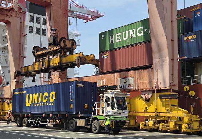 물류 작업 한창인 신선대부두 [촬영 박성제]