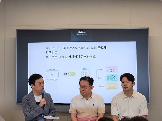 AWS AI 리포트 발표 기자간담회 (서울=연합뉴스) 김현수 기자 = 4일 서울 강남구 센터필드 AWS코리아에서 진행한 간담회에서 김선수 AWS 인공지능·머신러닝 사업개발 수석 스페셜리스트(왼쪽부터), 공성배 메가존클라우드 최고AI책임자(CAIO), 정진우 트웰브랩스 공동창업자 겸 이사가 패널 토의를 하고 있다. 2025.7.4 hyunsu@yna.co.kr