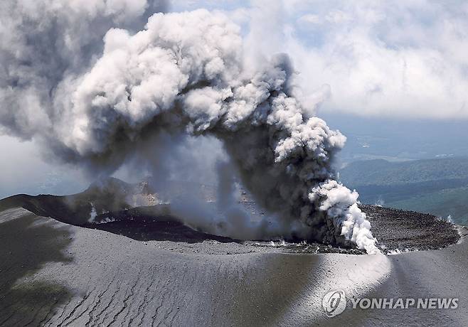 연기 뿜어내는 일본 신모에다케 (도쿄 교도=연합뉴스) 일본 규슈에 있는 활화산인 신모에다케에서 나온 연기가 3일 약 5천ｍ 상공까지 치솟았다고 교도통신이 보도했다. 사진은 6월 28일 신모에다케 분화 모습. 2025.7.4 photo@yna.co.kr