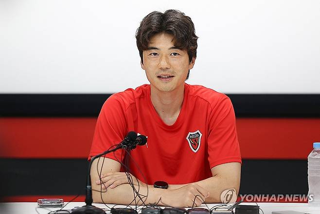 '국내 첫 이적' 소감 밝히는 기성용 (포항=연합뉴스) 윤관식 기자 = 포항 스틸러스에 입단한 기성용이 4일 경북 포항시 포항스틸러스 송라클럽하우스에서 열린 미디어데이 행사에서 입단 소감을 밝히고 있다. 2025.7.4 psik@yna.co.kr