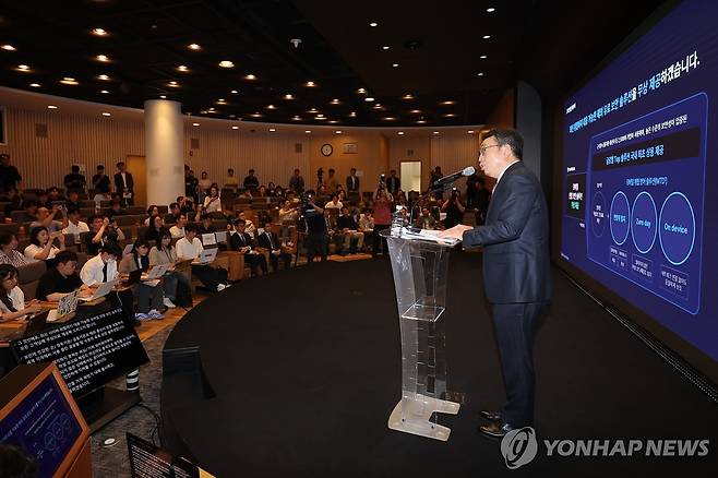 'SKT 위약금 면제해야' 정부 조사 발표 직후 기자회견 연 SKT (서울=연합뉴스) 류영석 기자 = 유영상 SK텔레콤 대표이사가 정부의 해킹 사태 관련 최종 조사 결과가 발표된 4일 서울 중구 SKT타워에서 열린 해킹 사태 관련 입장 및 향후 계획 발표 기자회견에서 발언하고 있다. 2025.7.4 ondol@yna.co.kr