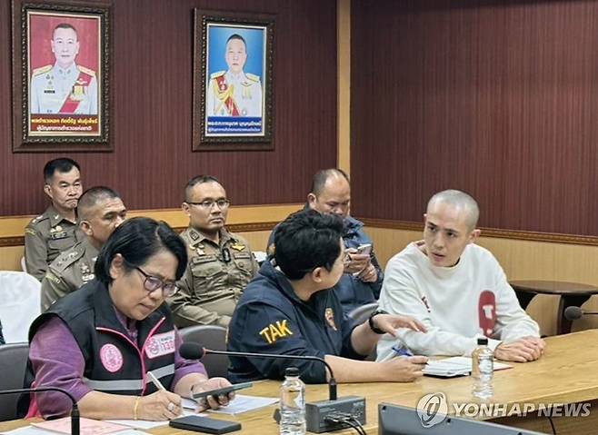 미얀마에서 구출된 중국 배우 왕싱(오른쪽) [EPA 연합뉴스 자료사진. 재배포 및 판매 금지]