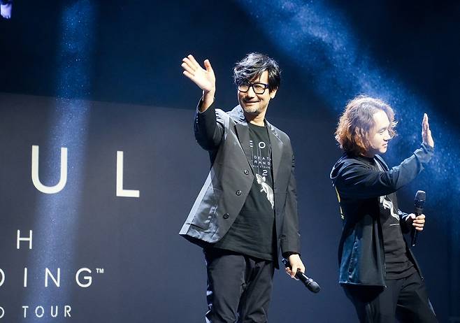 인사하는 코지마 히데오 감독     (서울=연합뉴스) 김주환 기자 = 일본 게임 개발자 코지마 히데오(小島秀夫) 감독이 4일 서울 서대문구 예스24 원더로크홀에서 열린 '데스 스트랜딩 월드 스트랜드 투어 2' 팬 미팅 행사에서 인사하고 있다. 2025.7.4. jujuk@yna.co.kr