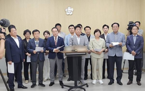 국민의힘 시의원들은 지난 2일 이재명 정부의 민생지원금 정책을 포퓰리즘으로 규정하고 이를 전액 기부하겠다고 기자회견을 했다.