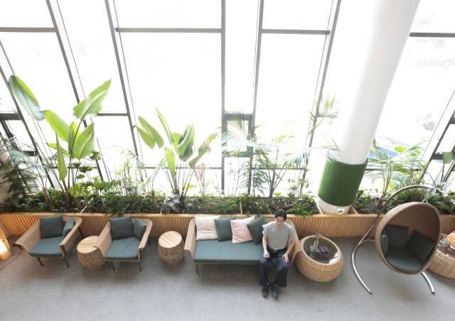 부산 해운대구 KF아세안문화원 로비. 라탄 소재 소파와 흔들 의자가 동남아 국가의 호텔 로비 풍경을 연상시킨다. 정대현 기자 jhyun@