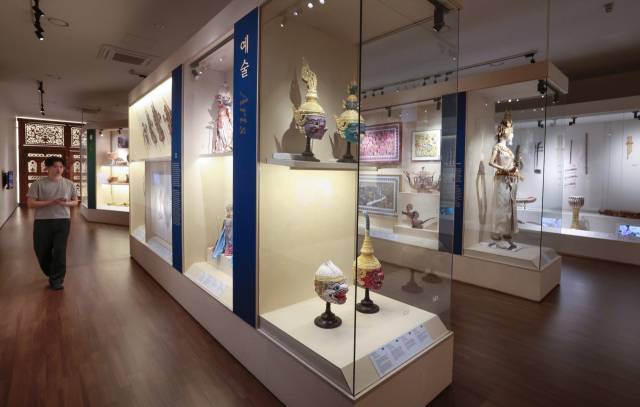 부산 해운대구 KF아세안문화원 2층 상설전시실. 아세안 10개국의 전통과 다양한 문화를 소개하는 '이야기하는 아세안: 종교, 예술, 삶'전이 열리고 있다. 정대현 기자 jhyun@