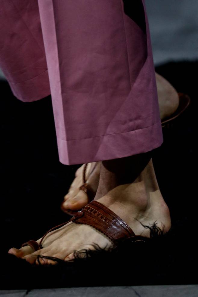 밀라노 S/S 남성 패션위크에서 소개된 프라다 샌들. (사진= 로이터)