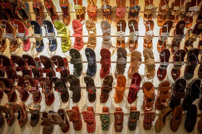 콜하푸리 샌들을 비롯한 다양한 샌들이 인도 현지 신발 가게에 진열돼 있다. (사진= 로이터)