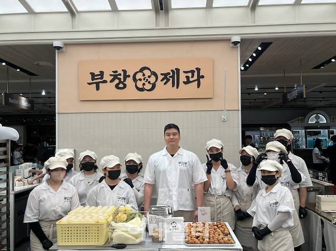 5일 대전 신세계백화점에 마련된 부창제과 5호점 매장을 찾은 이장우.(사진=FG)