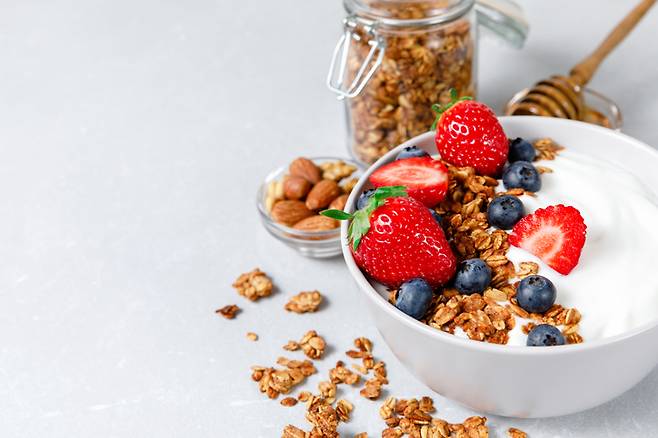 땅콩, 아몬드 등의 견과류와 딸기 등의 과일을 함께 먹으면 건강에 보다 강력한 효과를 얻을 수 있다. [사진=게티이미지뱅크]