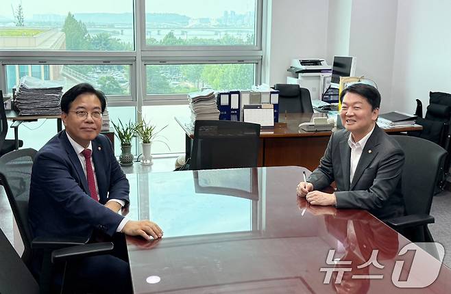 국민의힘 송언석 비상대책위원장 겸 원내대표(왼쪽)와 안철수 혁신위원장이 3일 오후 서울 여의도 국회에서 회동하고 있다. 2025.7.3/뉴스1 ⓒ News1 박기현
