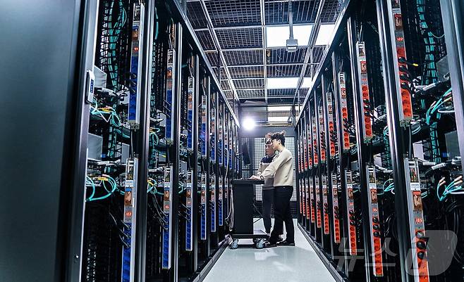 SK텔레콤은 세계 최고 수준의 한국어 처리 능력을 가진 한국어 특화 LLM인 A.X(에이닷 엑스) 4.0을 오픈소스로 공개했다고 3일 밝혔다. 사진은 A.X 4.0의 대규모 학습(Continual Pre-Training, CPT)을 진행한 SK텔레콤 자체 구축 슈퍼컴퓨터 ‘타이탄’ (SK텔레콤 제공. 재판매 및 DB 금지) 2025.7.3/뉴스1