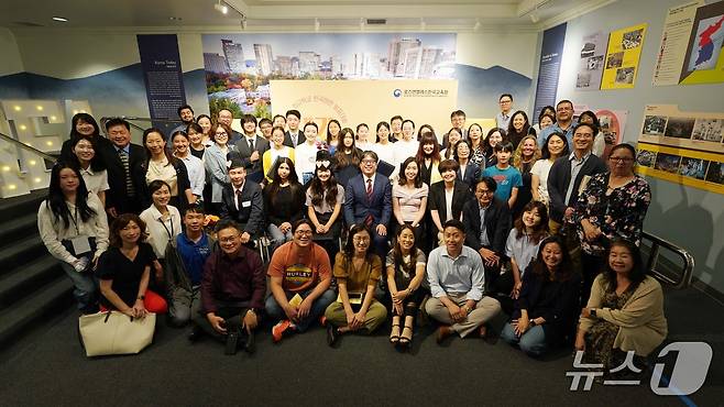 '내가 사랑하는 한국문화 발표대회'수상자와 심사위원들이 기념사진을 찍고 있다. (전남도교육청 제공, 재판매 및 DB 금지)/뉴스1