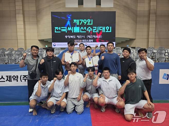 여수공고 씨름부 학생들이 단체 기념사진을 찍고 있다. (전남도교육청 제공, 재판매 및 DB 금지)/뉴스1